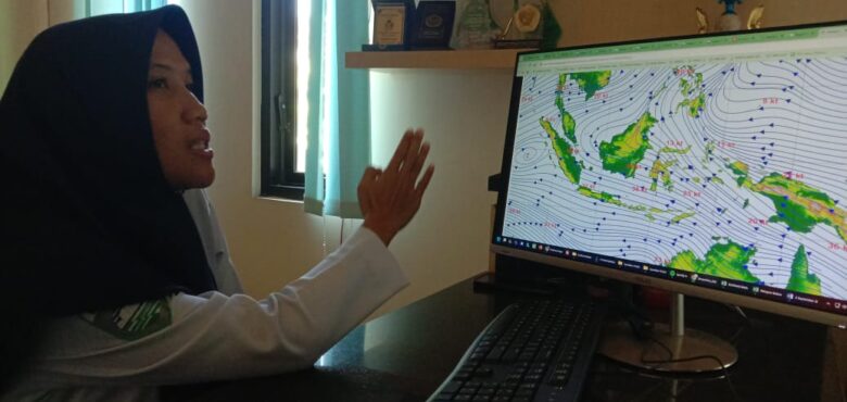 Setelah diguyur hujan deras, kini Malang justru dilanda terik matahari disertai angin kencang. BMKG menyebut fenomena tersebut dipicu adanya anomali atau gangguan atmosfer.