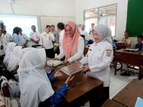 Kepala Dinas Ketahanan Pangan Kabupaten Malang, Mahila Surya Dewi saat pelaksanaan program MBG (DKPforblok-a.com)