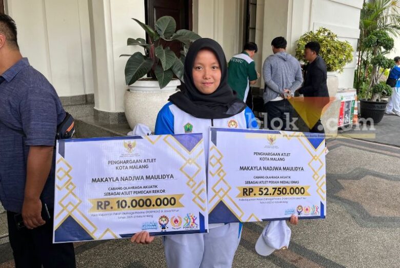 Atlet akuatik Kota Malang, Makayala setelah mendapat bonus Porprov Jatim 2025, Senin (29/9/2025) (blok-a/Bob Bimantara Leander)