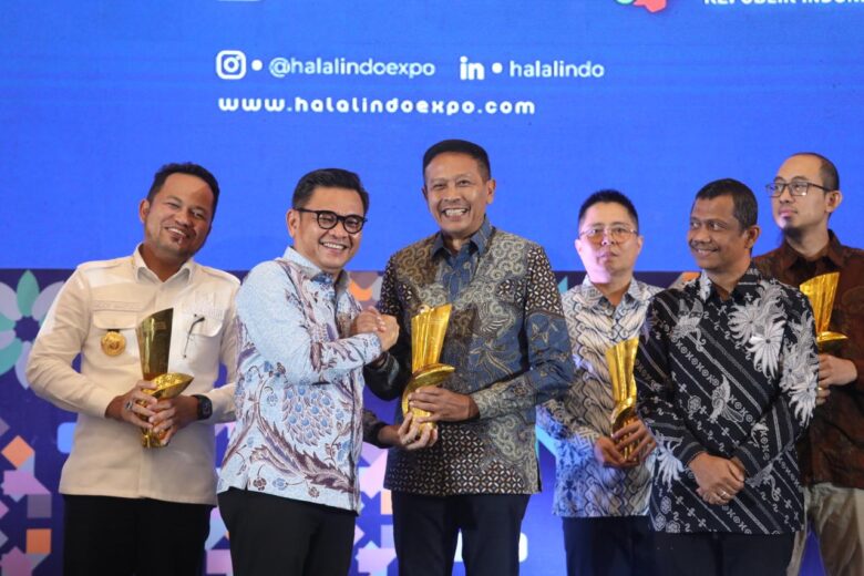 Wali Kota Malang, Wahyu Hidayat saat menerima penghargaan Halal Industry Award 2025 (pro)