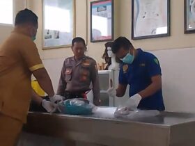 Dokter Forensik RS Bhayangkara Porong Sidoarjo sedang menyusun potongan tubuh korban.(dokumen RS Bhayangkara)