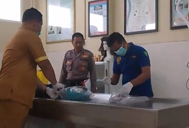 Dokter Forensik RS Bhayangkara Porong Sidoarjo sedang menyusun potongan tubuh korban.(dokumen RS Bhayangkara)