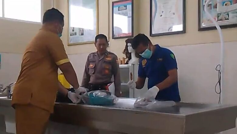 Dokter Forensik RS Bhayangkara Porong Sidoarjo sedang menyusun potongan tubuh korban.(dokumen RS Bhayangkara)
