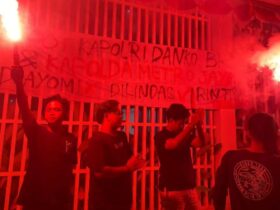 Massa aksi mimbar bebas di depan kantor DPRD Sumenep, Minggu (31/8/2025) malam menyalakan flare merah sebagai simbol duka dan perlawanan.