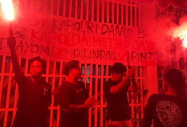 Massa aksi mimbar bebas di depan kantor DPRD Sumenep, Minggu (31/8/2025) malam menyalakan flare merah sebagai simbol duka dan perlawanan.
