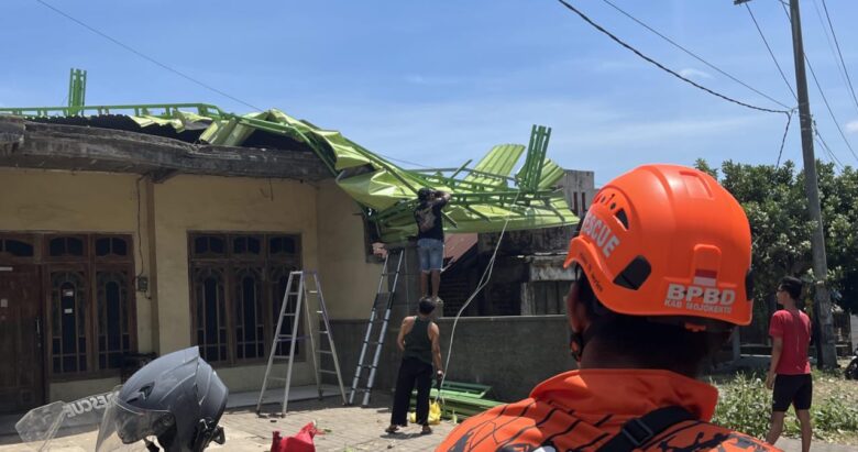 Atap rumah tempat usaha warga yang terhempas angin.(blok-a.com/Syahrul Wijaya)