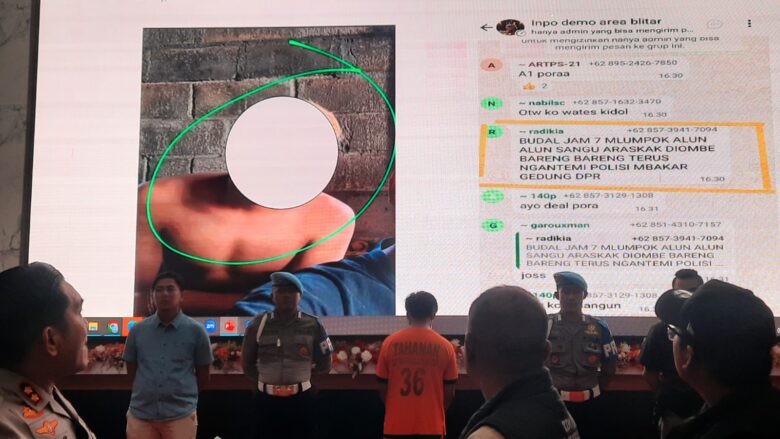 Polisi menayangkan Grup WhatsApp "Inpo Demo Area Blitar" sebagai wadah untuk provokasi massa. (blok-a.com/Fajar)