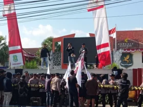 Massa aksi demo di depan kantor PT Sumekar, Kamis (4/9/2025)