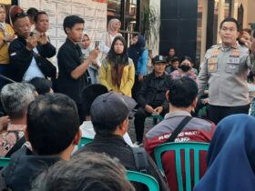 Ratusan pencari SKCK untuk PPPK Paruh Waktu membeludak di Polres Blitar. (blok-a.com/Fajar)