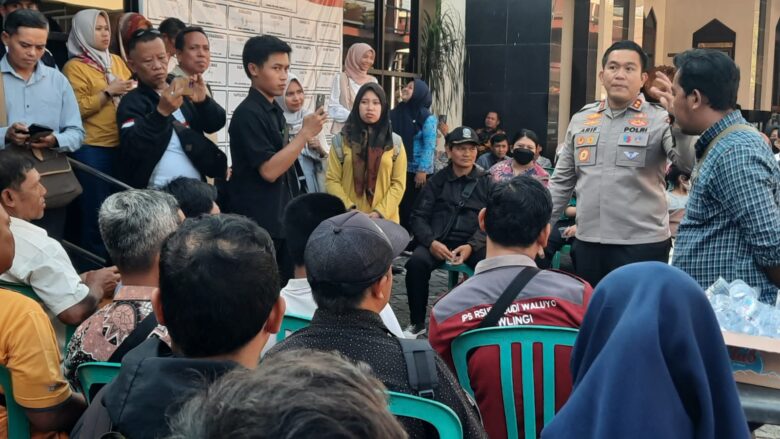 Ratusan pencari SKCK untuk PPPK Paruh Waktu membeludak di Polres Blitar. (blok-a.com/Fajar)