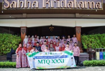 Teks: Foto bersama kafilah MTQ kota Mojokerto bersama wali kota dan wakil wali kota.(blok-a.com/Syahrul Wijaya)