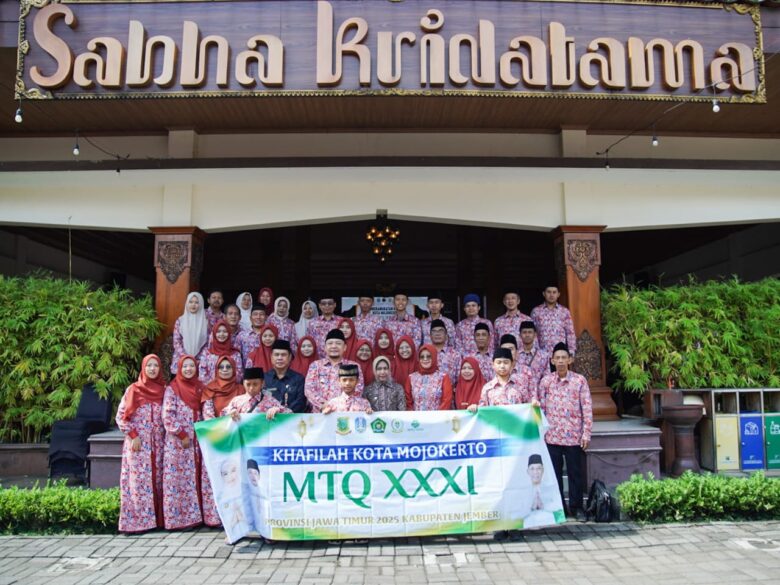 Teks: Foto bersama kafilah MTQ kota Mojokerto bersama wali kota dan wakil wali kota.(blok-a.com/Syahrul Wijaya)