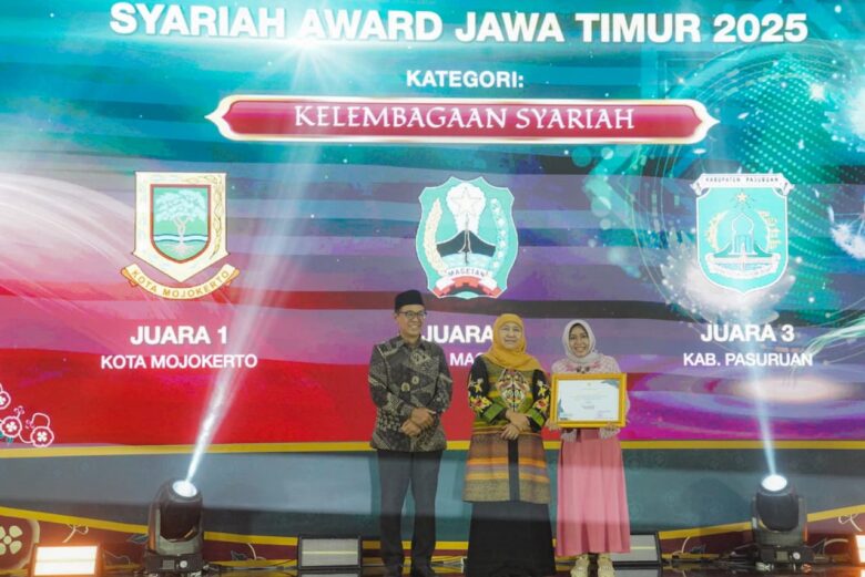 Wali Kota Mojokerto Ika Puspita Sari menerima piagam penghargaan Syariah Award.(blok-a.com/Syahrul Wijaya)