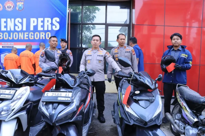 Konferensi pers penangkapan curanmor di halaman Mapolres Bojonegoro, Selasa (16/9/2025).