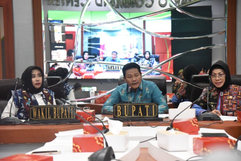 Zoom meeting Bupati Sidoarjo, seluruh camat, kepala desa, dan kepala kelurahan di CoC Sidoarjo, Selasa pagi (16/9/2025).