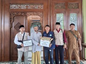 Mahasiswa UNISMA Kelompok 15 menyalurkan waqaf mushaf Al-Qur'an di Desa Pandanajeng (humasunisma)