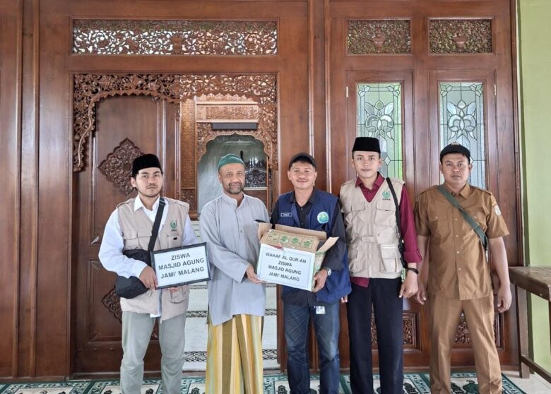 Mahasiswa UNISMA Kelompok 15 menyalurkan waqaf mushaf Al-Qur'an di Desa Pandanajeng (humasunisma)