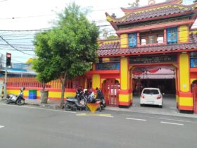 Lokasi berjualan Bima Putra Permana di depan Klenteng Eng An Kiong, Kota Malang (blok-a.com / Yogga Ardiawan)