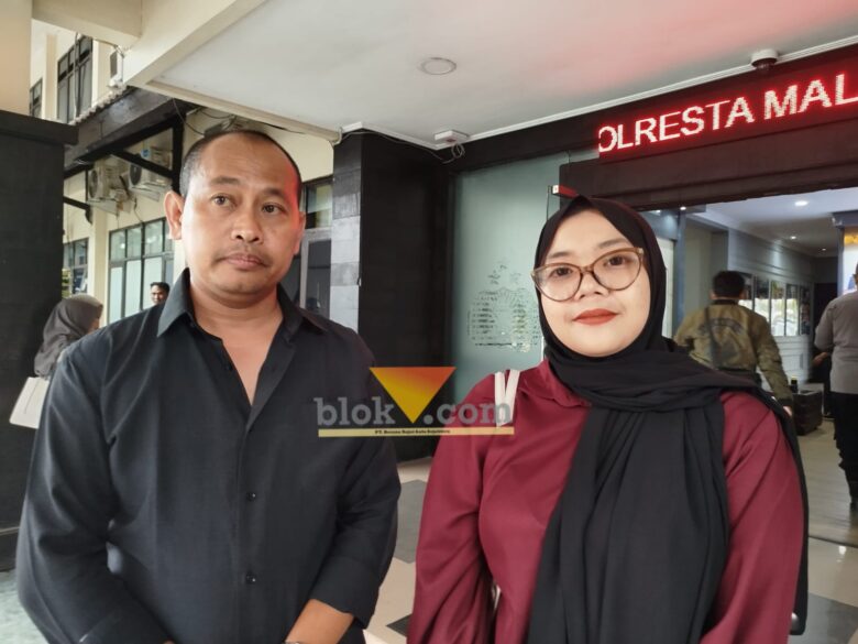 Sahara, didampingi pengacaranya Moh Zakky melaporkan Imam Muslimin dengan tuduhan pencemaran nama baik ke Mapolresta Malang Kota (blok-a.com / Yogga Ardiawan)