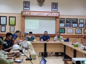 GM PG Gempolkrep dan Perwakilan Petani Tebu dalam acara Plant Tour bersama wartawan.(blok-a.com/Syahrul Wijaya)