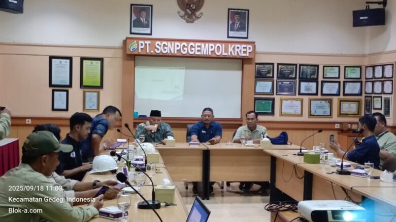 GM PG Gempolkrep dan Perwakilan Petani Tebu dalam acara Plant Tour bersama wartawan.(blok-a.com/Syahrul Wijaya)