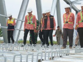 Bupati Mojokerto tinjau pembangunan jembatan Talunbrak, Dawarblandong, Mojokerto.(Blok-a.com/Syahrul Wijaya)