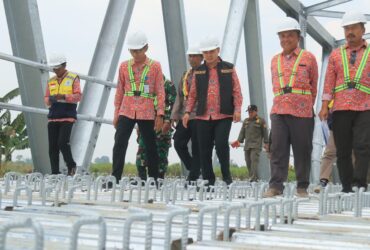Bupati Mojokerto tinjau pembangunan jembatan Talunbrak, Dawarblandong, Mojokerto.(Blok-a.com/Syahrul Wijaya)