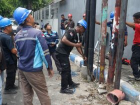 Operasi penertiban kabel fiber optik yang semrawut di Jombang.(blok-a.com/Syahrul Wijaya)