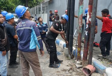 Operasi penertiban kabel fiber optik yang semrawut di Jombang.(blok-a.com/Syahrul Wijaya)