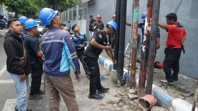 Operasi penertiban kabel fiber optik yang semrawut di Jombang.(blok-a.com/Syahrul Wijaya)