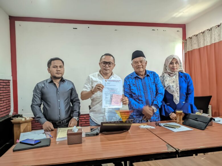Dosen UIN nonaktif Imam Muslimin saat menunjukkan bukti pengaduan Polresta Malang Kota. (blok-a.com/Yogga Ardiawan)