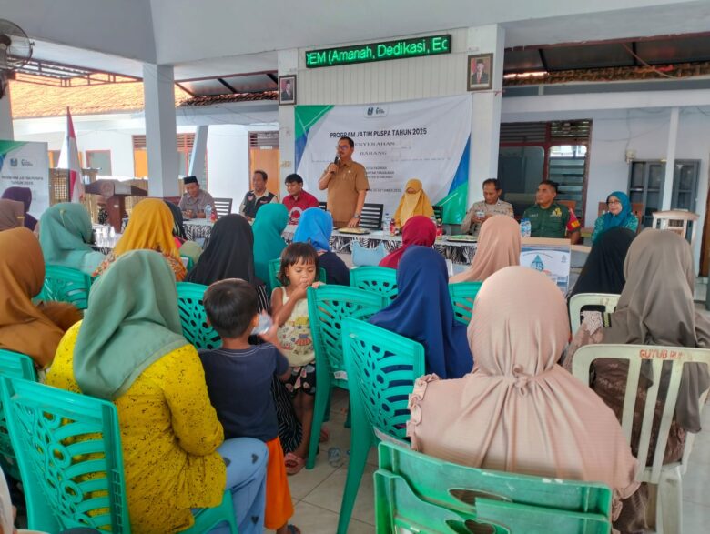 Penyerahan Bantuan Program Jatim Puspa 2025 kepada salah satu KPM di Desa Paowan, Kecamatan Panarukan.