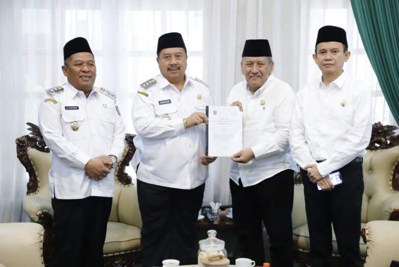 Bupati Jombang didampingi wakil Bupati bersama Dewan Pendidikan Jombang.(blok-a.com/Syahrul Wijaya)