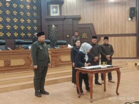 Wali kota didampingi wakil wali kota Mojokerto bersama ketua dan wakil ketua DPRD kota Mojokerto menandatangani nota persetujuan atas KUA-PPAS 2026.(blok-a.com/Syahrul Wijaya)