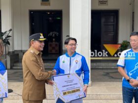 Wali Kota Malang menyerahkan bonus Porprov Jatim, Senin (29/9/2025) (blok-a/Bob Bimantara Leander)