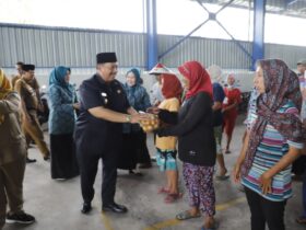 Bupati Jombang membagikan tomat yang diborong dari petani saat harga anjlok.(blok-a.com/Syahrul Wijaya)