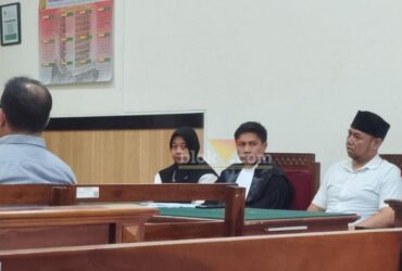 Terdakwa Ainul Churi (45) dan Yeni Yuspita Sari (44) warga Menganti Permata Indah, Desa Putat Lor, Menganti, Gresik disidangkan di PN Gresik.(blok-a.com/ivan)