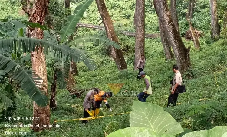 Lokasi penemuan potongan kaki manusia di lereng jurang Pacet, Mojokerto.(blok-a.com/Syahrul Wijaya)
