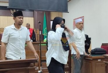 Tiga terdakwa mafia tanah di Gresik Dr. H. Achmad Wahyudin (kanan), Ainul Churi (kiri ) dan Yeni Yuspita Sari (tengah).(blok-a.com/ivan)