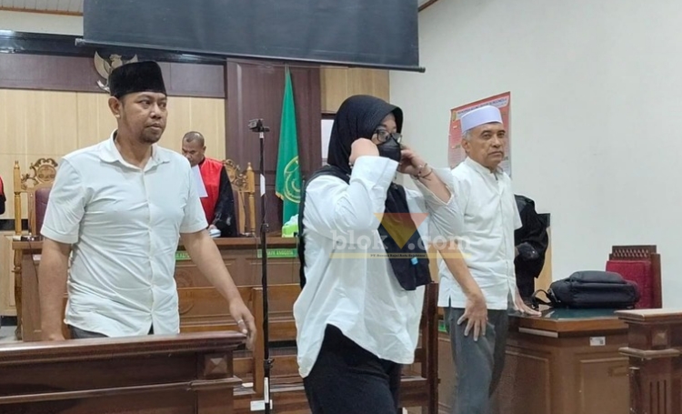 Tiga terdakwa mafia tanah di Gresik Dr. H. Achmad Wahyudin (kanan), Ainul Churi (kiri ) dan Yeni Yuspita Sari (tengah).(blok-a.com/ivan)