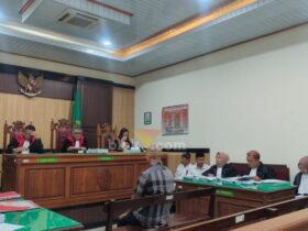 Persidangan Dua terdakwa, Resa Andrianto (PPAT) dan Adhienata Putra Deva (petugas ukur BPN Gresik) dengan saksi Tjong Cien Sing di PN Gresik.(blok-a.com/ivan)