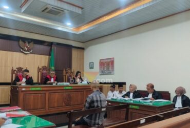 Persidangan Dua terdakwa, Resa Andrianto (PPAT) dan Adhienata Putra Deva (petugas ukur BPN Gresik) dengan saksi Tjong Cien Sing di PN Gresik.(blok-a.com/ivan)