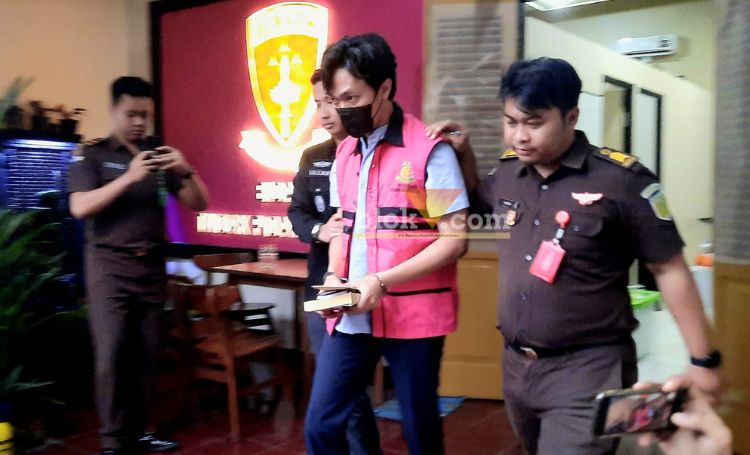 AMZ ditetapkan sebagai tersangka dalam kasus korupsi terkait proyek pembangunan DAM Kali Bentak di Kecamatan Panggungrejo. (blok-a.com/Fajar)