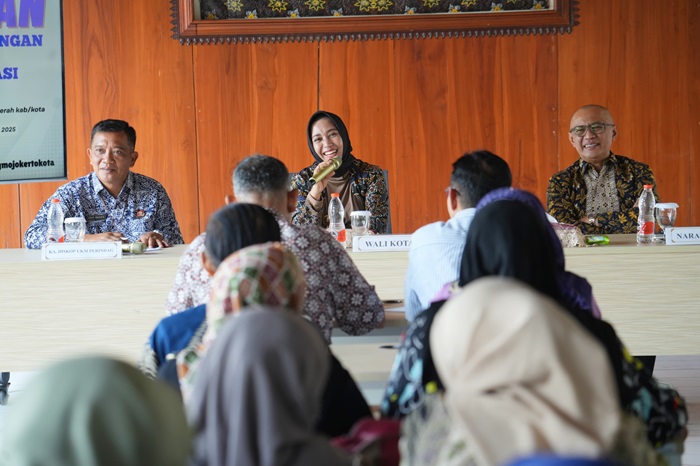 Wali Kota Mojokerto saat memberikan sambutan dalam pembukaan pelatihan analisa rasio keuangan bagi pengawas koperasi.(blok-a.com/Syahrul Wijaya)