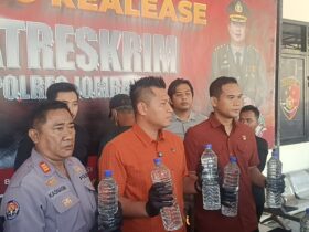 Barang bukti minuman keras jenis arak yang berhasil diamankan di Mapolres Jombang.(Blok-a.com/Syahrul Wijaya)