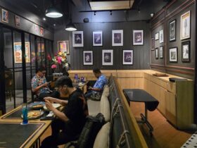 Pengunjung sedang menikmati makanan di One Deck Gastropub di Artotel TS Suite Surabaya.(blok-a.com/Syahrul Wijaya)