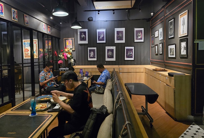 Pengunjung sedang menikmati makanan di One Deck Gastropub di Artotel TS Suite Surabaya.(blok-a.com/Syahrul Wijaya)