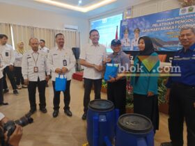 Wali Kota Malang, Wahyu Hidayat saat berfoto bersama peserta pelatihan pengolahan sampah, Rabu (24/9/2025) (blok-a/Bob Bimantara Leander)