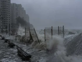 Gelombang laut besar akibat hempasan Topan Ragasa melanda pesisir Hong Kong, Rabu (24/9/2025) (foto: Chan Long Hei/AP)