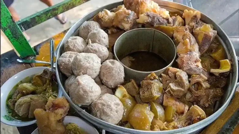 Bakso porsi jumbo di Gresik (foto: yusuf farda channel/youtube)